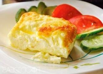 keto အစားအသောက်အတွက်ဟင်းသီးဟင်းရွက်များနှင့်အတူ omelet