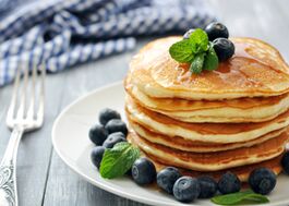 အရသာရှိသော အစားအစာ pancakes ဖြင့် kefir အစားအသောက်ကို လိုက်နာပြီး နံနက်စာစားနိုင်ပါသည်။